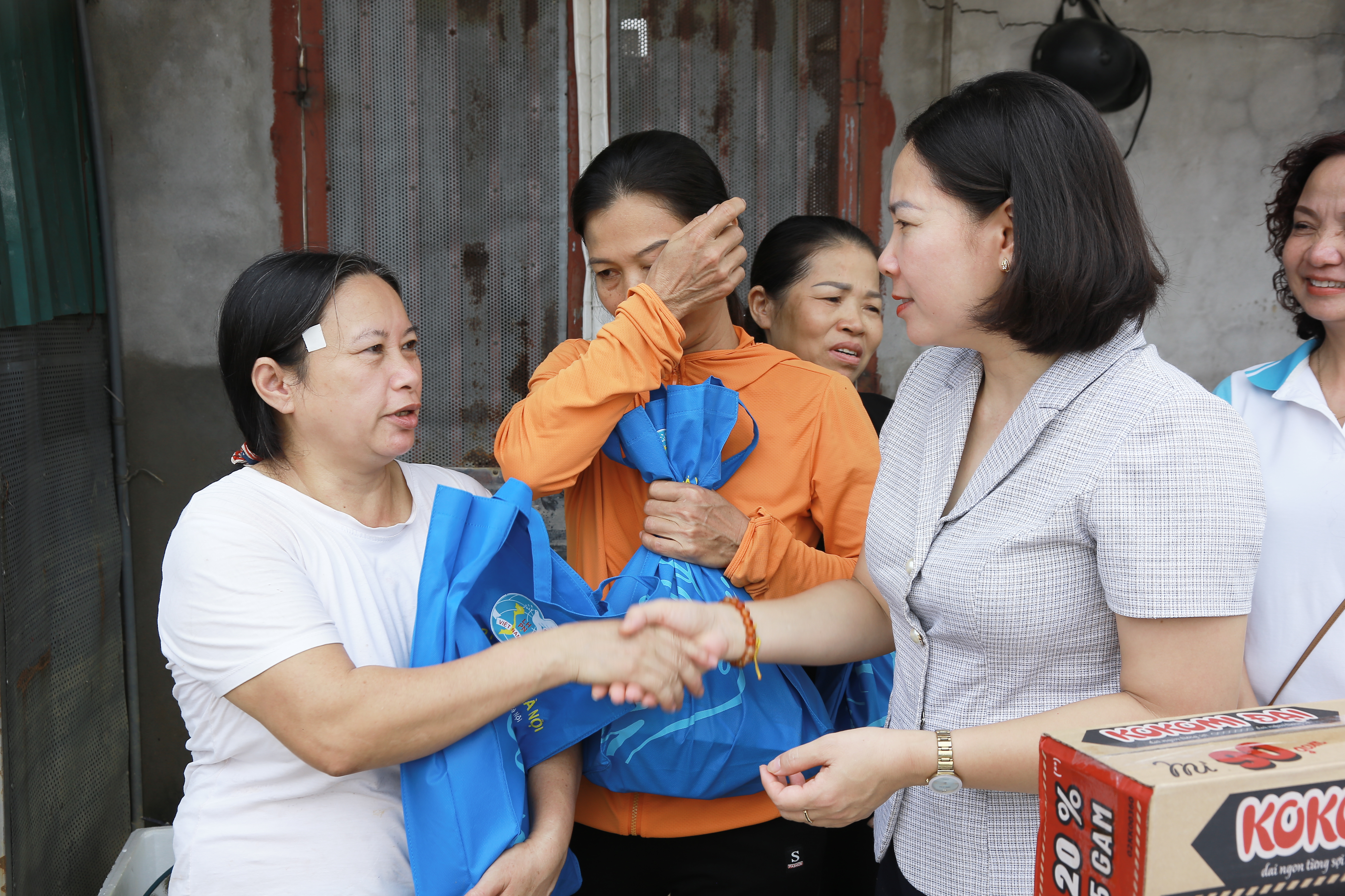 Những món quà nghĩa tình dành tặng hội viên phụ nữ chịu ảnh hưởng bởi bão số 3 tại phường Phúc Xá - ảnh 2