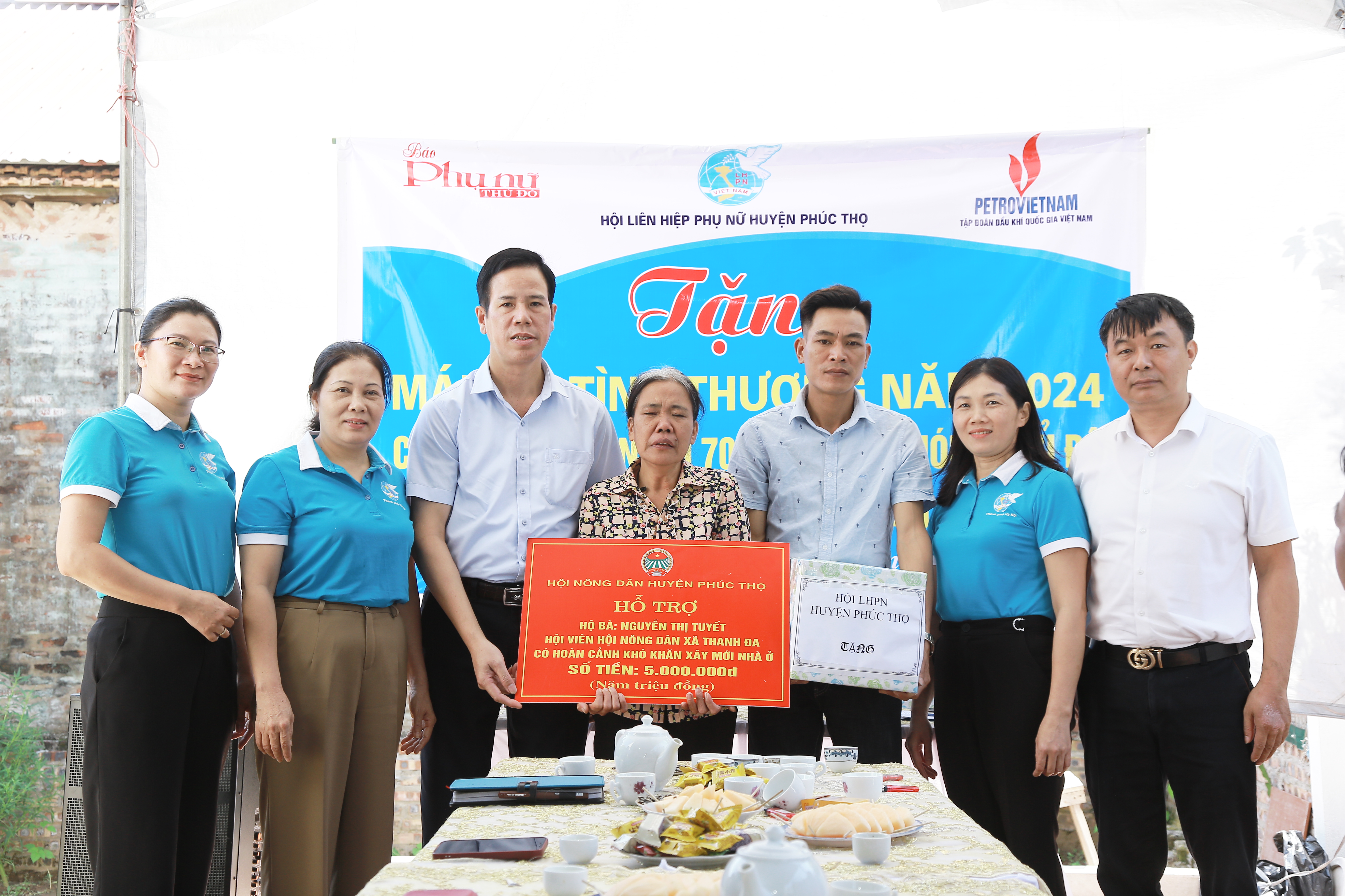 Trao tặng “Mái ấm tình thương” tại huyện Phúc Thọ: Nối dài niềm hạnh phúc - ảnh 7