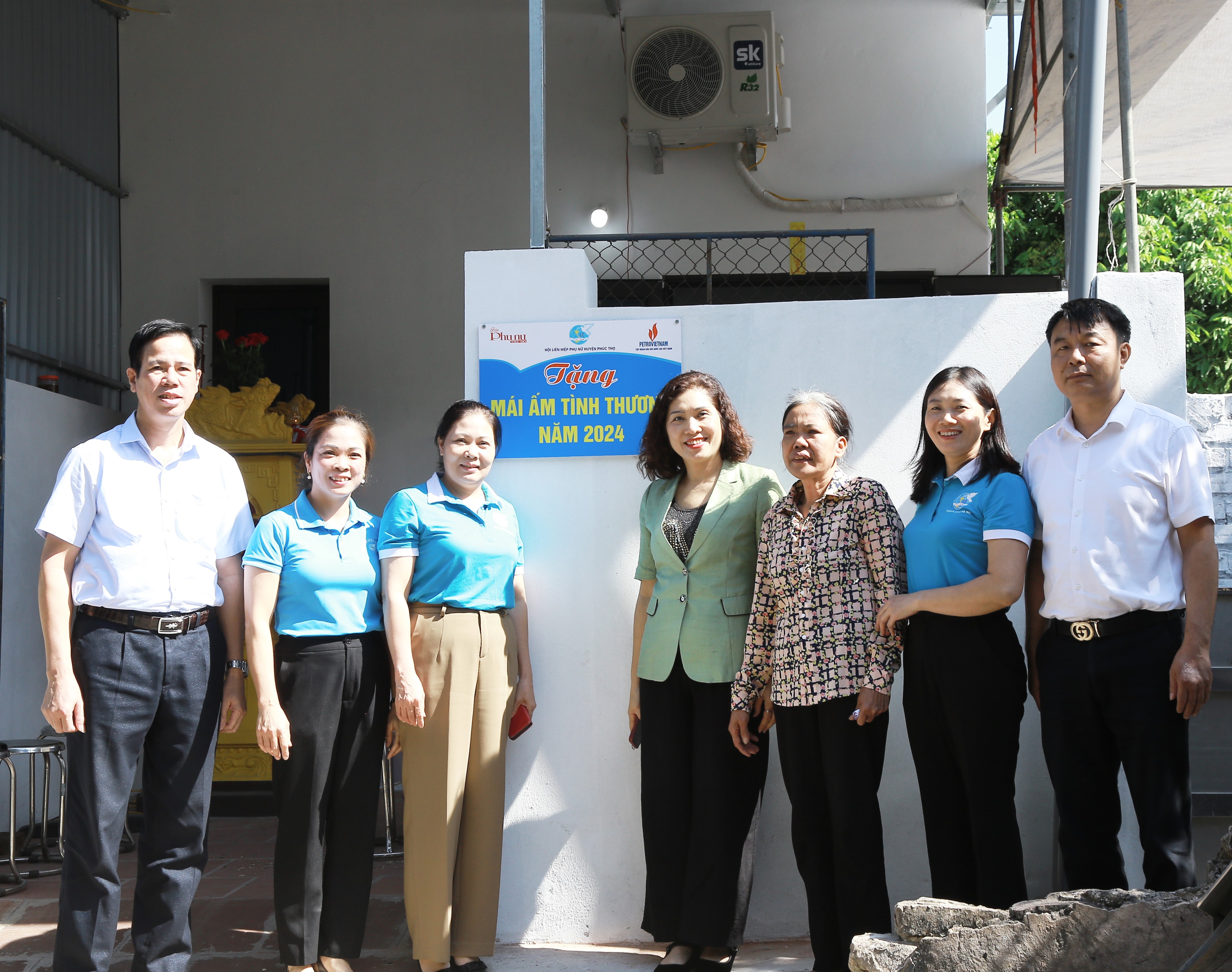 Trao tặng “Mái ấm tình thương” tại huyện Phúc Thọ: Nối dài niềm hạnh phúc - ảnh 1