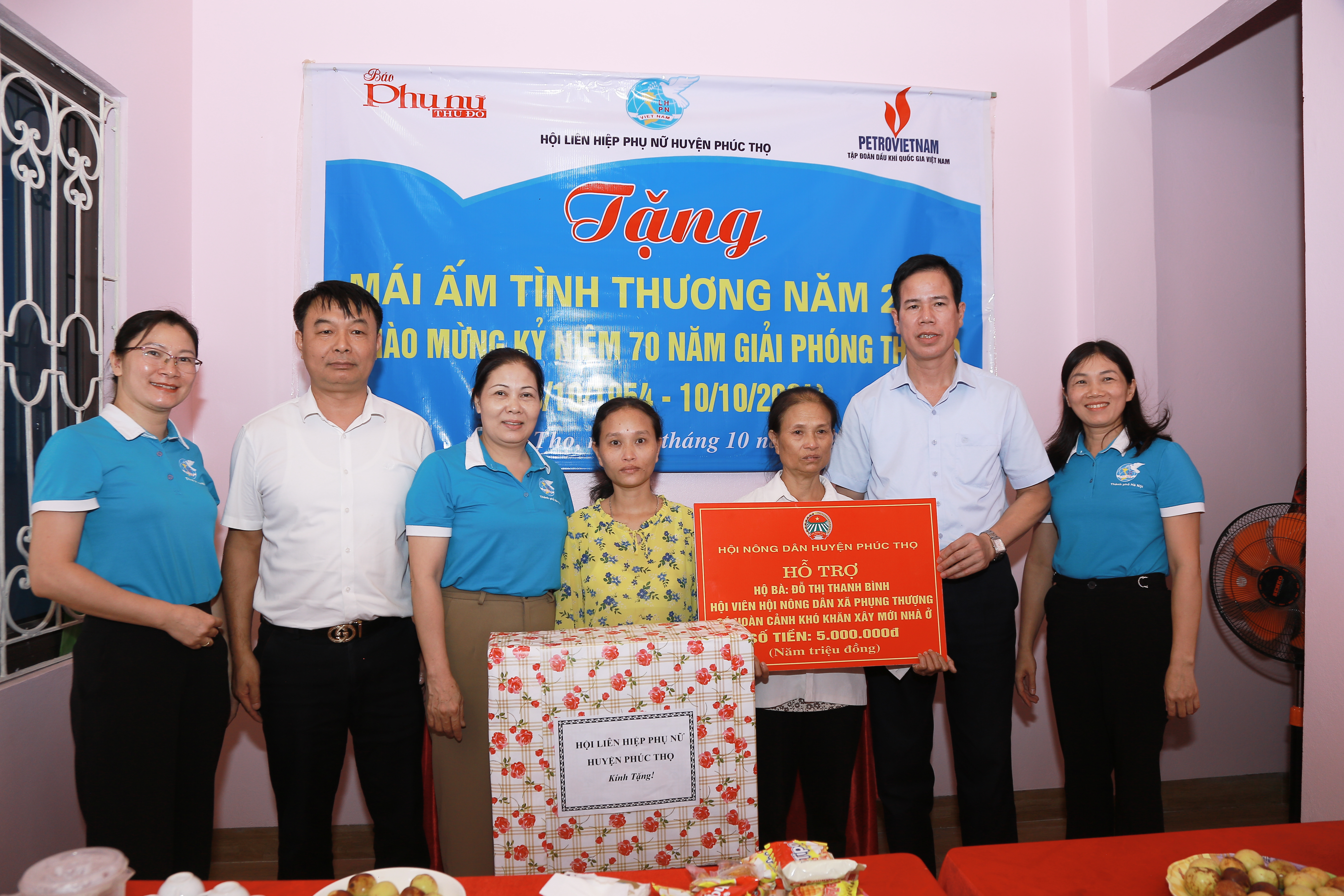 Trao tặng “Mái ấm tình thương” tại huyện Phúc Thọ: Nối dài niềm hạnh phúc - ảnh 9