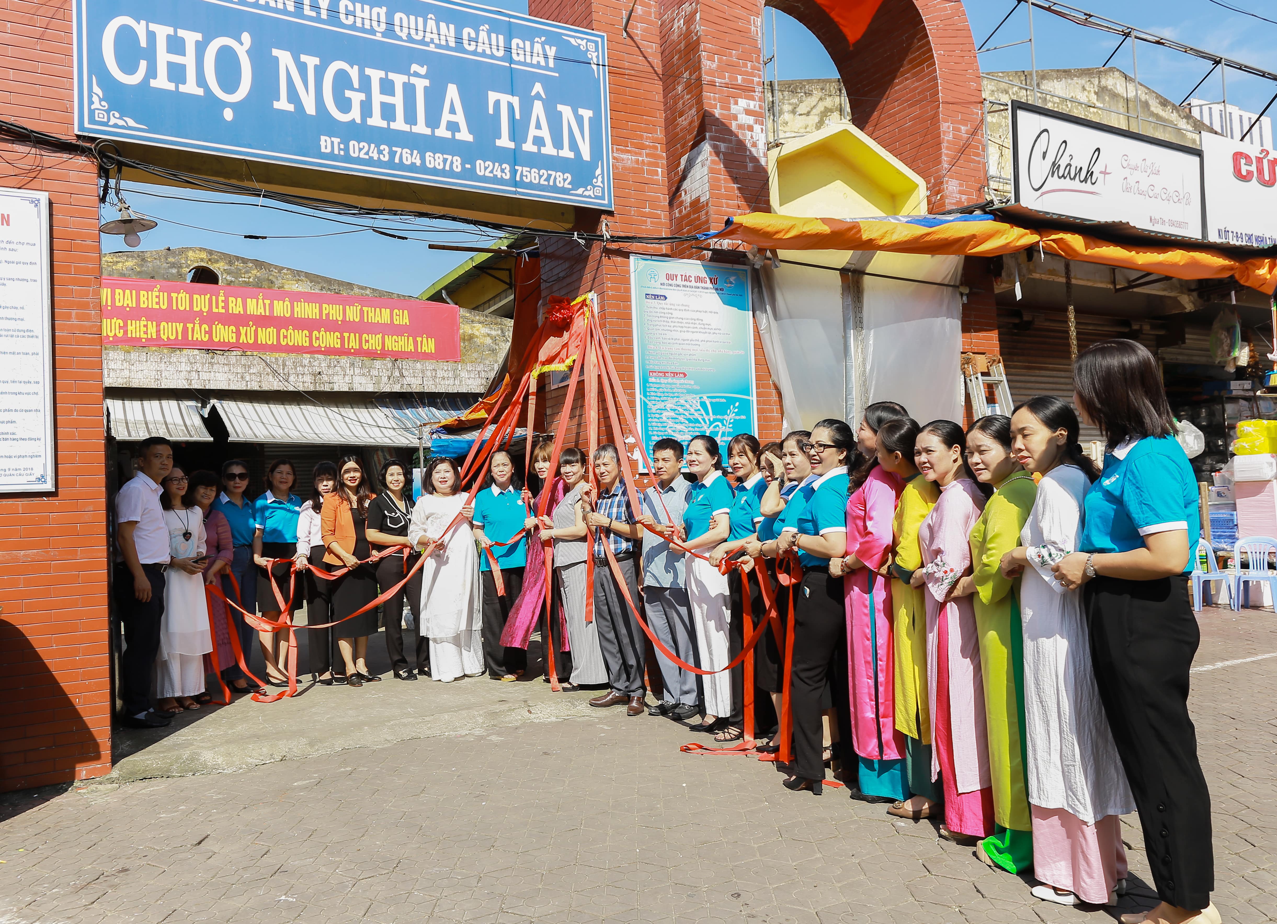 Ra mắt mô hình “Phụ nữ tham gia xây dựng chợ văn minh thực hiện quy tắc ứng xử nơi công cộng” tại chợ Nghĩa Tân - ảnh 1