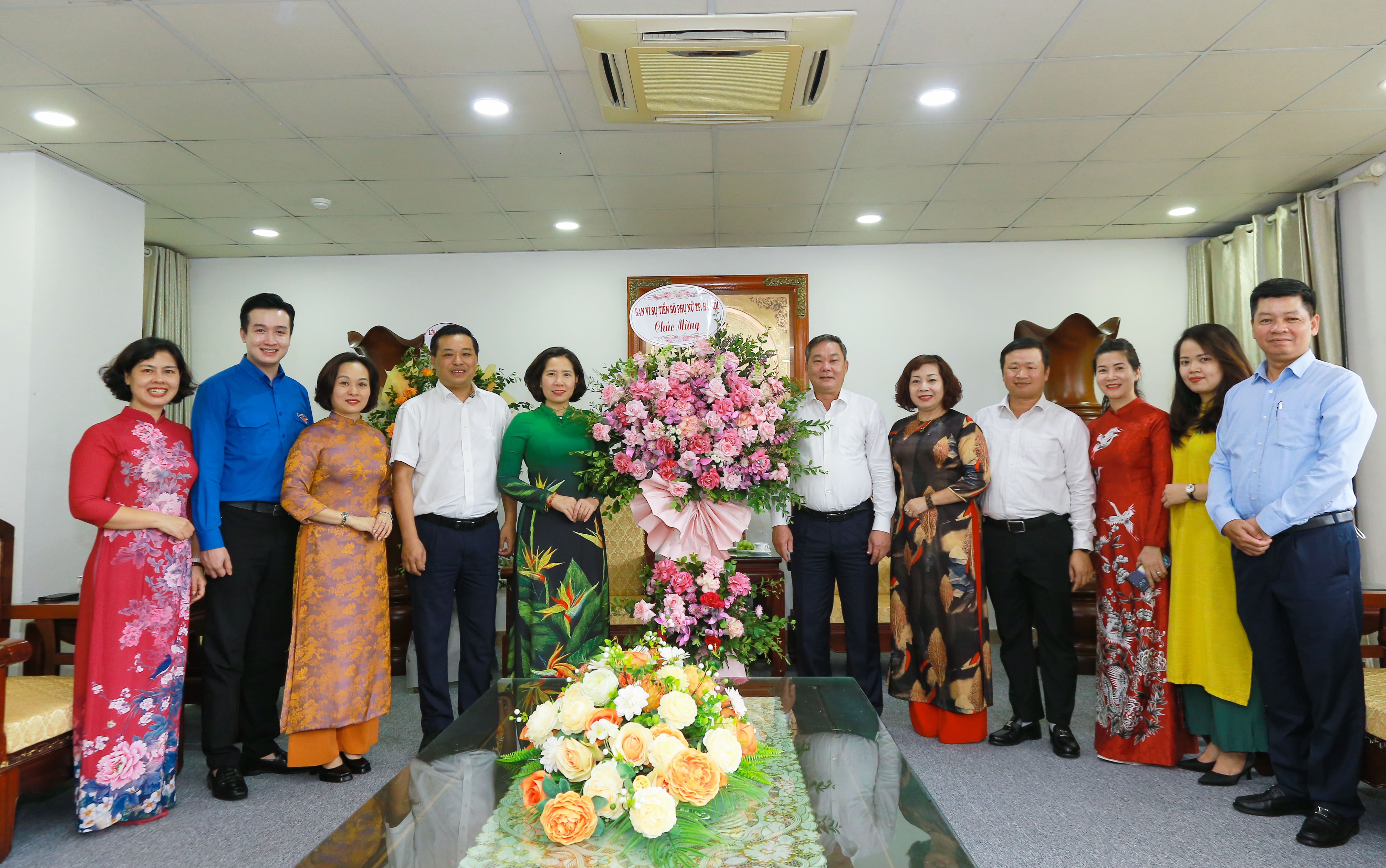 Ban Vì sự tiến bộ phụ nữ TP Hà Nội thăm, chúc mừng chị em phụ nữ nhân ngày Phụ nữ Việt Nam - ảnh 3