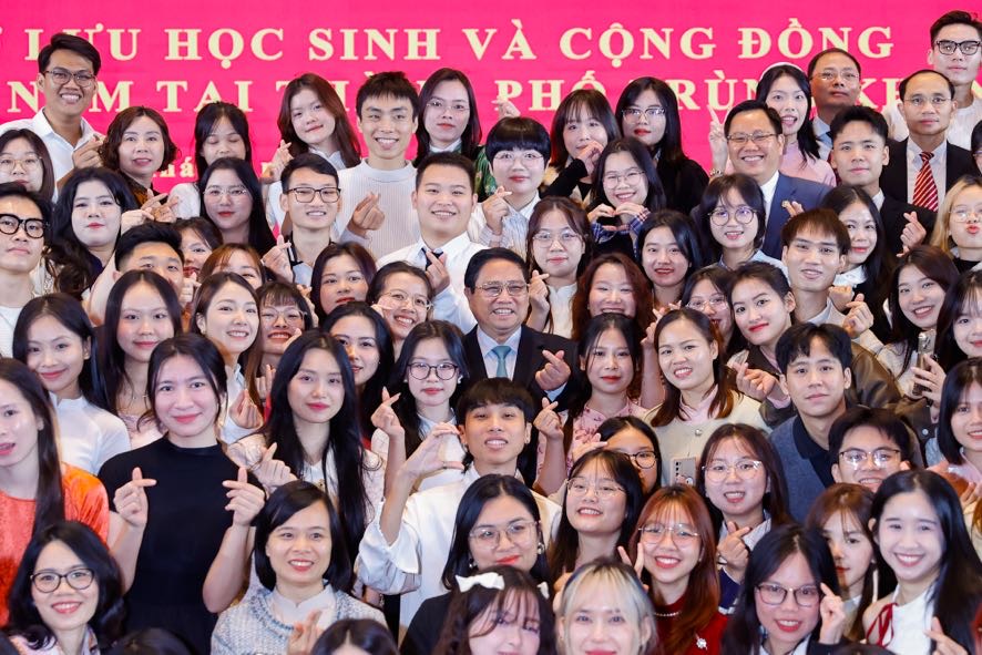 Thủ tướng Phạm Minh Chính gặp lưu học sinh và cộng đồng người Việt Nam tại Trùng Khánh, Trung Quốc - ảnh 5