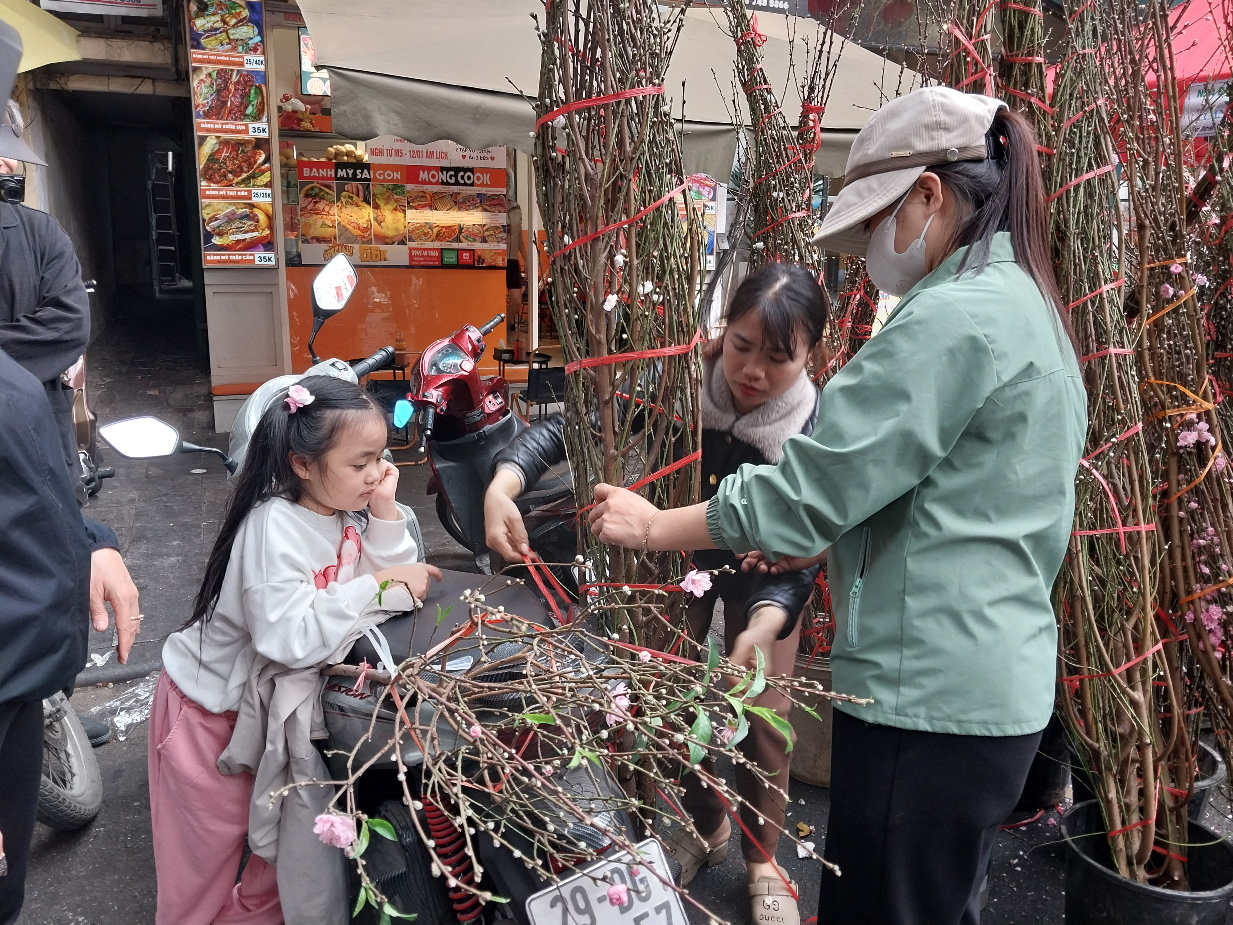 Chợ hoa Tết Hàng Lược người bán kẻ mua tấp nập - ảnh 4