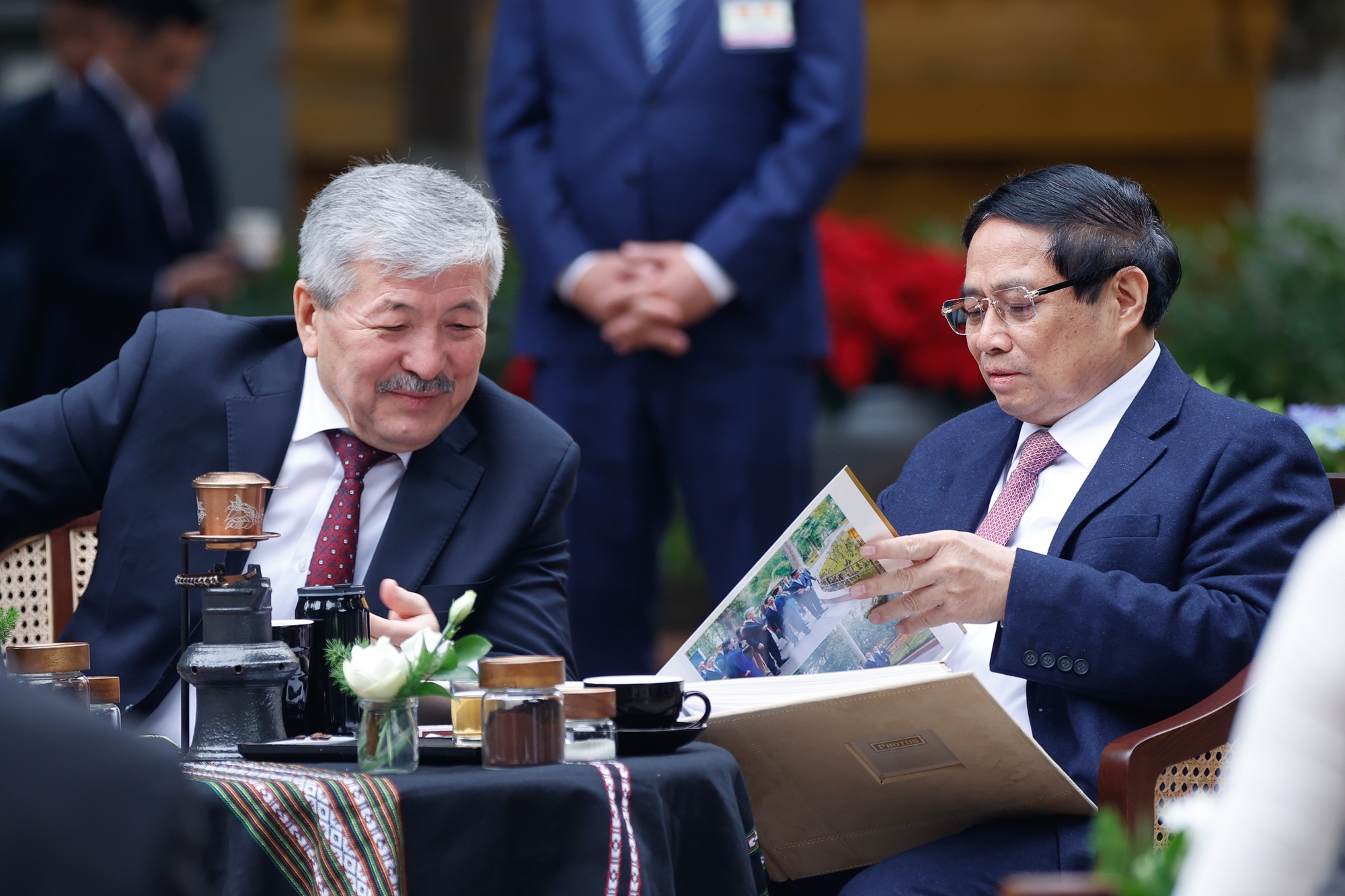 Hai Thủ tướng Việt Nam, Kyrgyzstan thăm Nhà sàn Bác Hồ, thưởng thức cà phê Việt Nam - ảnh 10