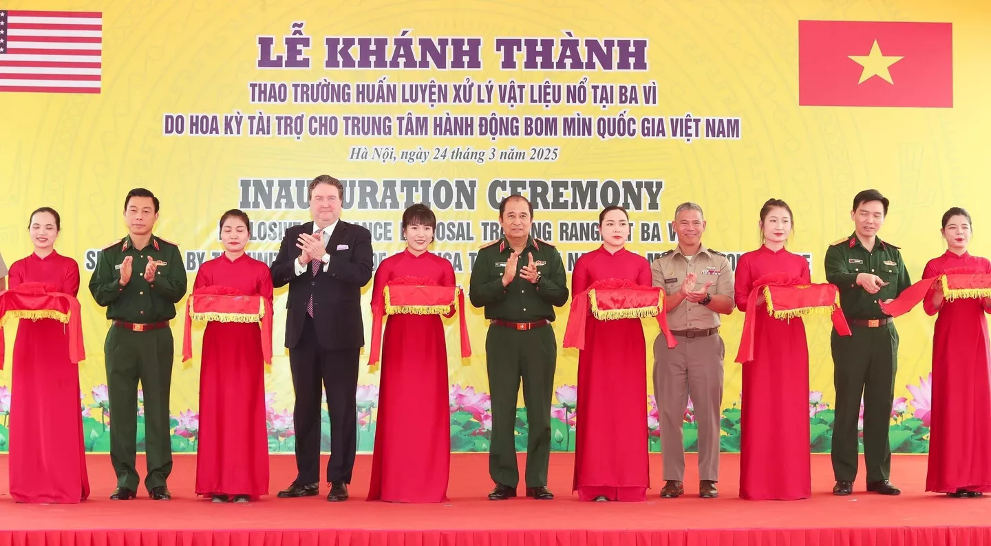 Hoa Kỳ bàn giao thao trường huấn luyện rà phá bom mìn cho Việt Nam - ảnh 1