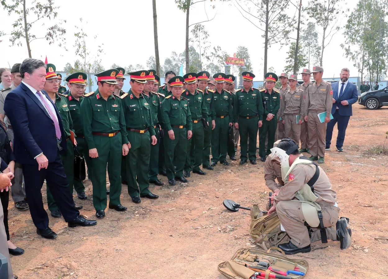 Hoa Kỳ bàn giao thao trường huấn luyện rà phá bom mìn cho Việt Nam - ảnh 2