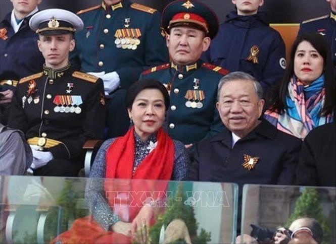 Tổng Bí thư Tô Lâm và Phu nhân dự Lễ duyệt binh kỷ niệm 80 năm Ngày Chiến thắng - ảnh 2
