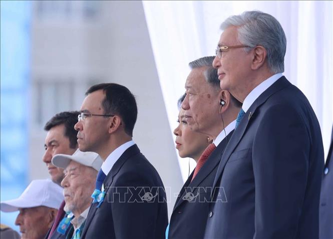Tổng Bí thư Tô Lâm và Phu nhân dự Lễ duyệt binh kỷ niệm 80 năm Ngày Chiến thắng - ảnh 1
