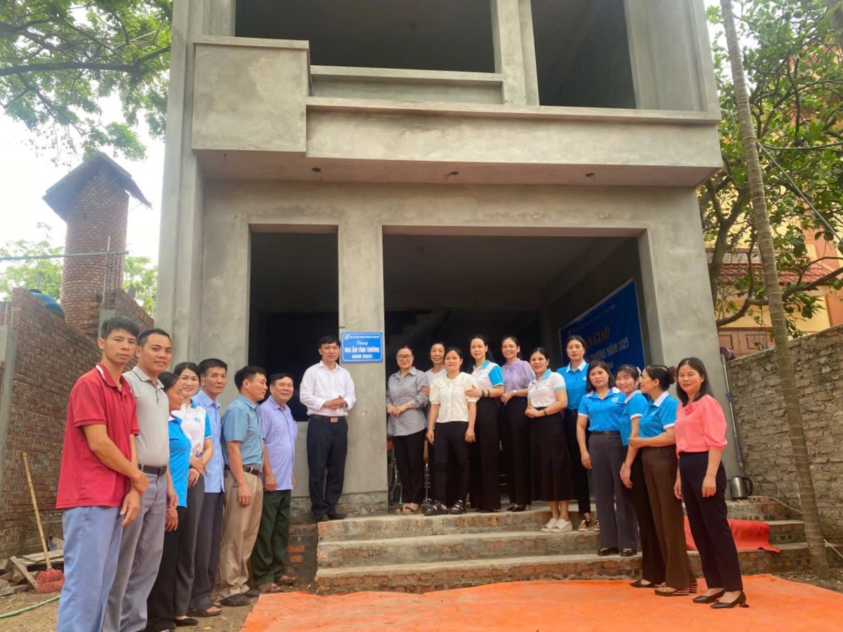 Hội LHPN Thành phố bàn giao “Mái ấm tình thương” cho hội viên phụ nữ khó khăn tại Mê Linh - ảnh 2