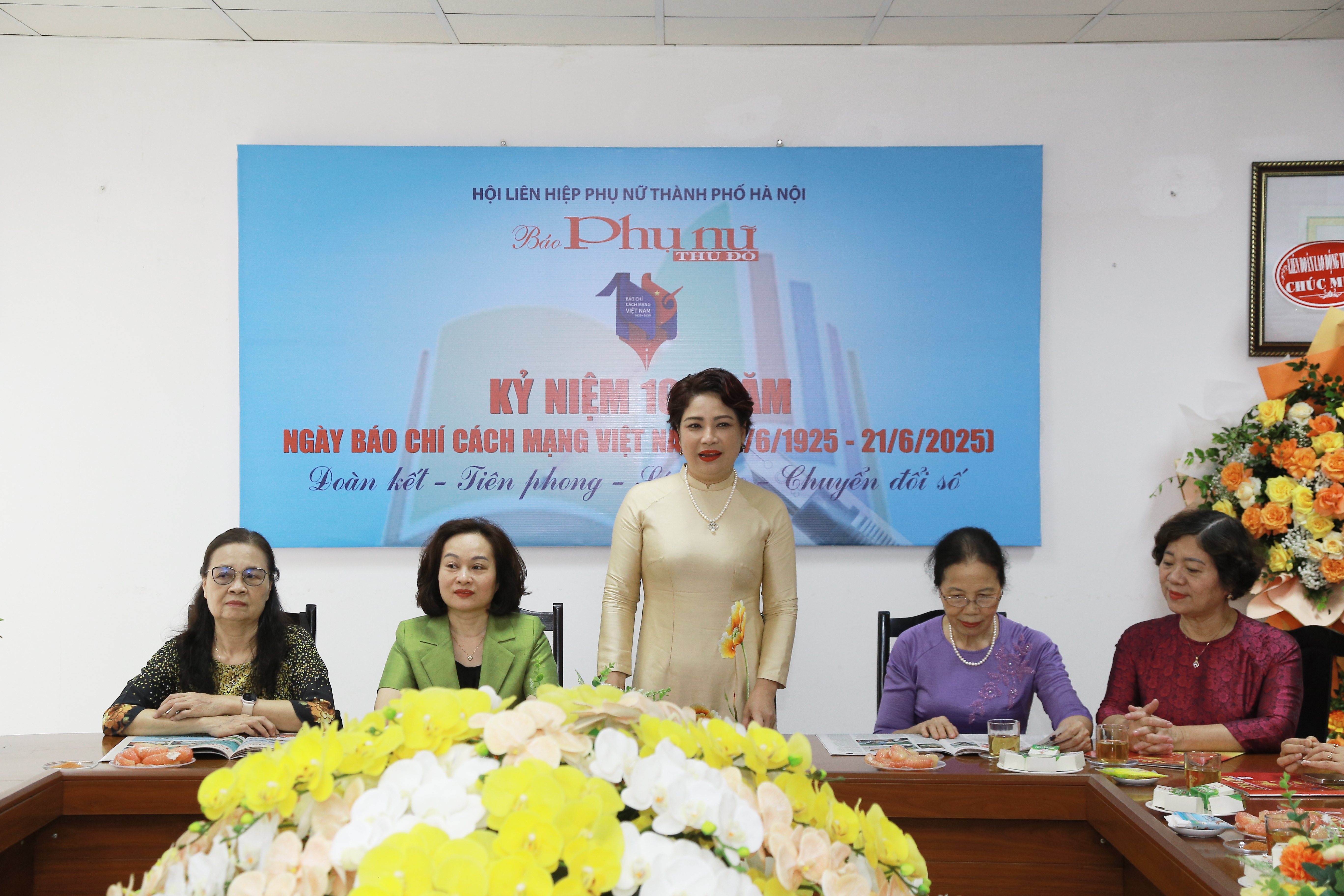 Báo Phụ nữ Thủ đô gặp mặt lãnh đạo, cán bộ hưu trí của Báo qua các thời kỳ - ảnh 1