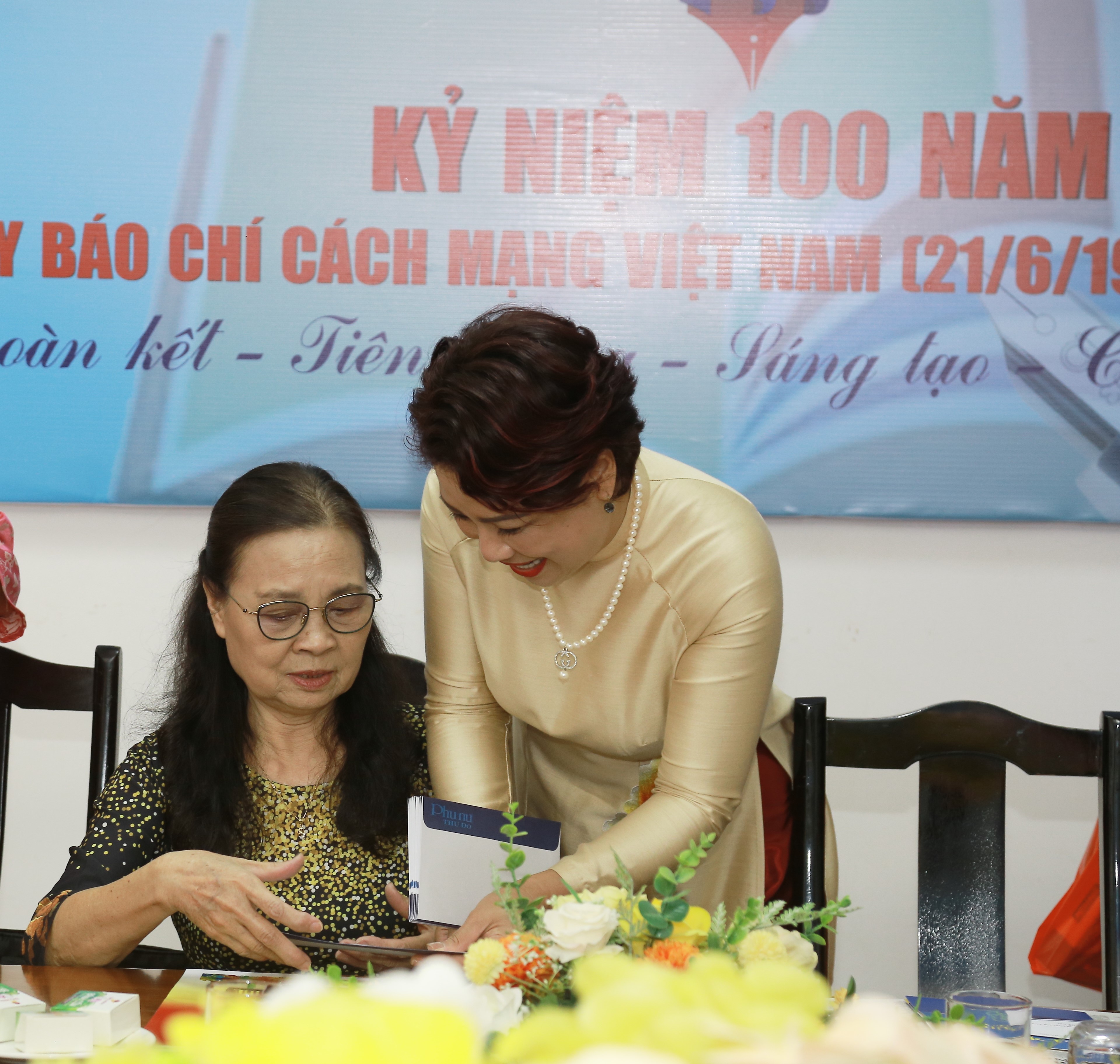 Báo Phụ nữ Thủ đô gặp mặt lãnh đạo, cán bộ hưu trí của Báo qua các thời kỳ - ảnh 3
