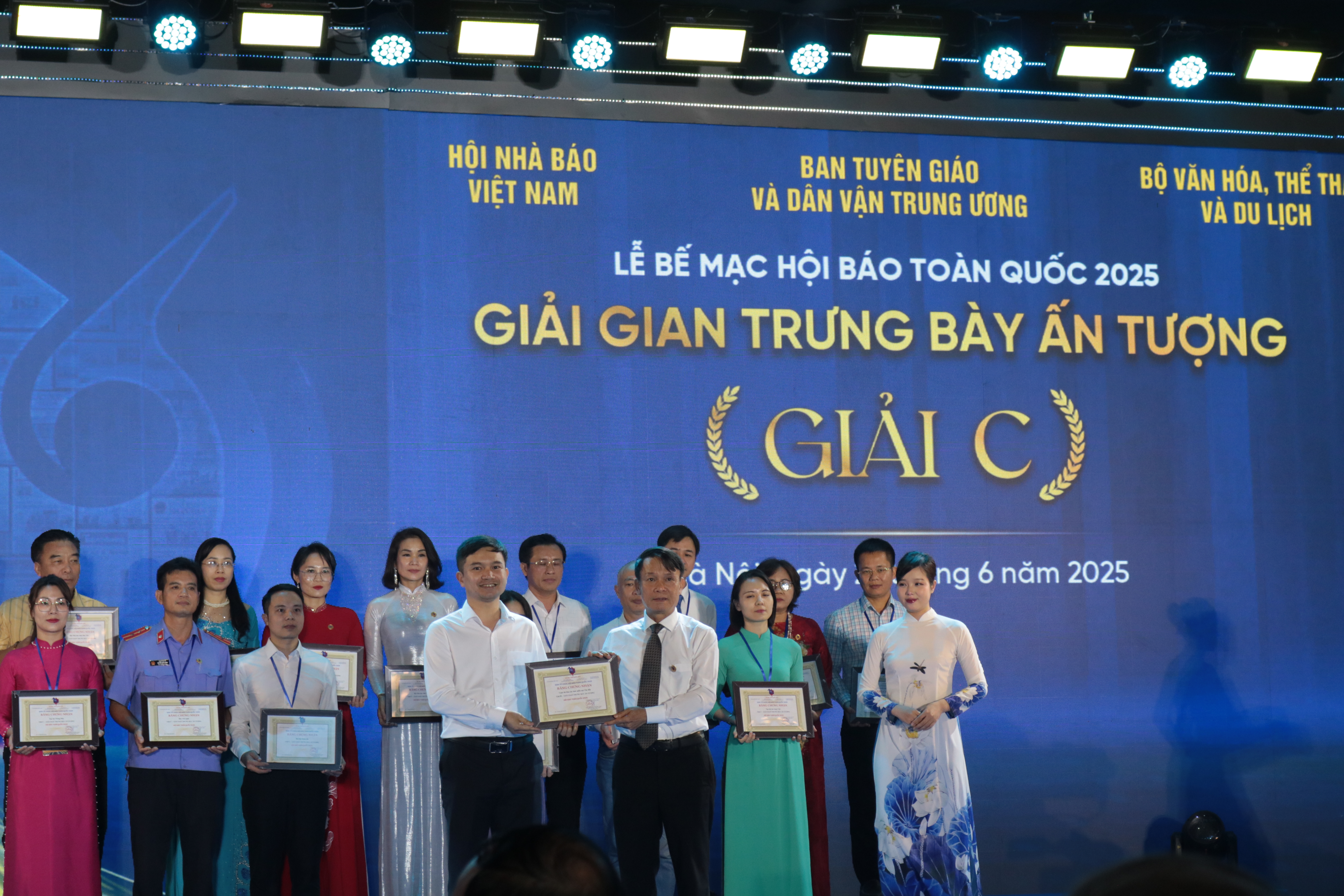 Tôn vinh tôn vinh đóng góp to lớn của báo chí đối với sự nghiệp cách mạng - ảnh 2