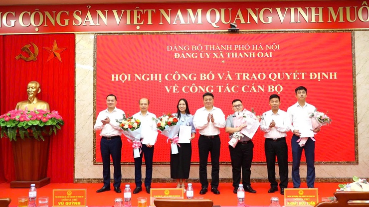 Đảng ủy xã Thanh Oai công bố và trao các quyết định về công tác cán bộ - ảnh 4