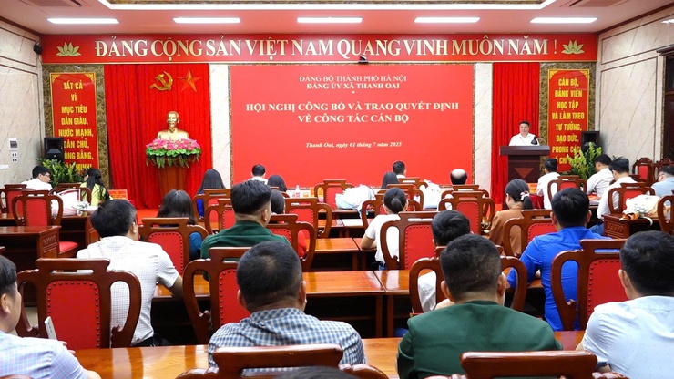 Đảng ủy xã Thanh Oai công bố và trao các quyết định về công tác cán bộ - ảnh 1