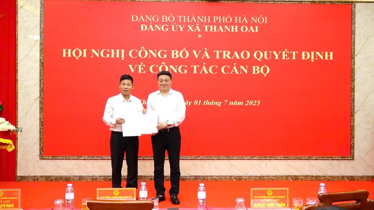 Đảng ủy xã Thanh Oai công bố và trao các quyết định về công tác cán bộ - ảnh 2
