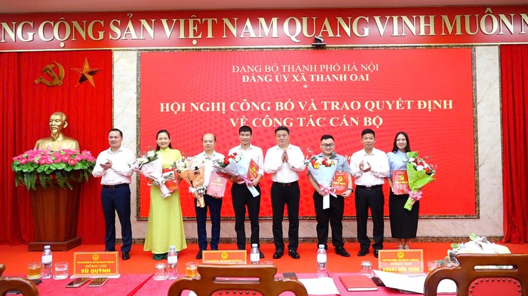 Đảng ủy xã Thanh Oai công bố và trao các quyết định về công tác cán bộ - ảnh 5