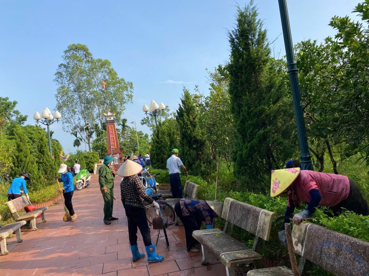 Xã Phúc Thọ: Ra quân vệ sinh nghĩa trang liệt sĩ chào mừng Đại hội Đảng bộ xã và kỷ niệm ngày 27/7 - ảnh 3