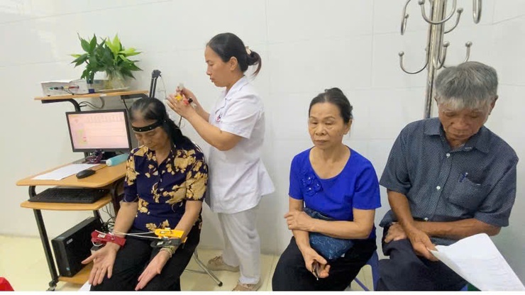 Xã Phúc Thọ tổ chức khám, tư vấn sức khỏe và cấp thuốc miễn phí cho đối tượng chính sách - ảnh 3