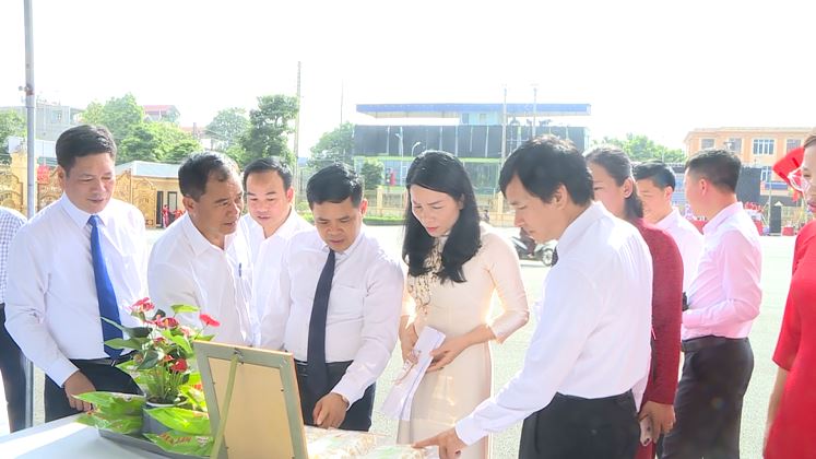 Phúc Thọ rực rỡ Ngày hội Dân vũ và Áo dài - ảnh 1