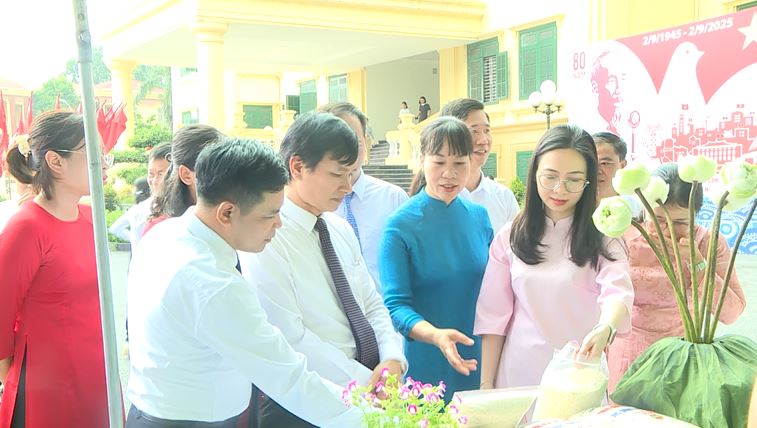 Phúc Thọ rực rỡ Ngày hội Dân vũ và Áo dài - ảnh 9