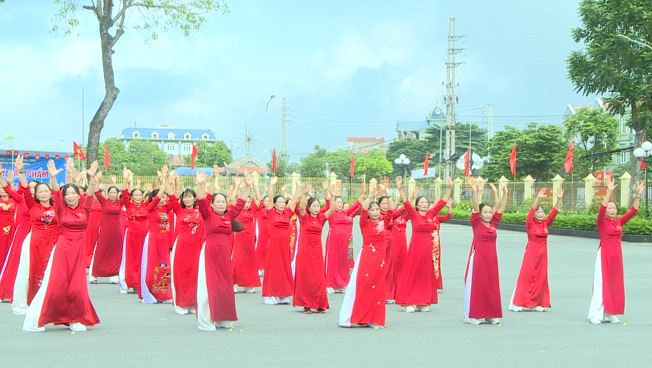 Phúc Thọ rực rỡ Ngày hội Dân vũ và Áo dài - ảnh 7