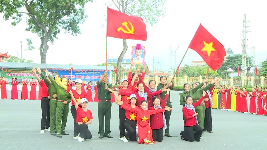 Phúc Thọ rực rỡ Ngày hội Dân vũ và Áo dài - ảnh 4