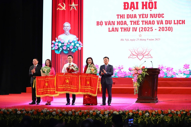 Trao tặng danh hiệu Cờ thi đua của Chính phủ cho 3 tập thể của Bộ VHTTDL - ảnh 1