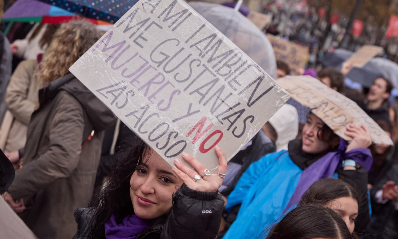 Phụ nữ đang bị bỏ rơi trong kỷ nguyên số - ảnh 1