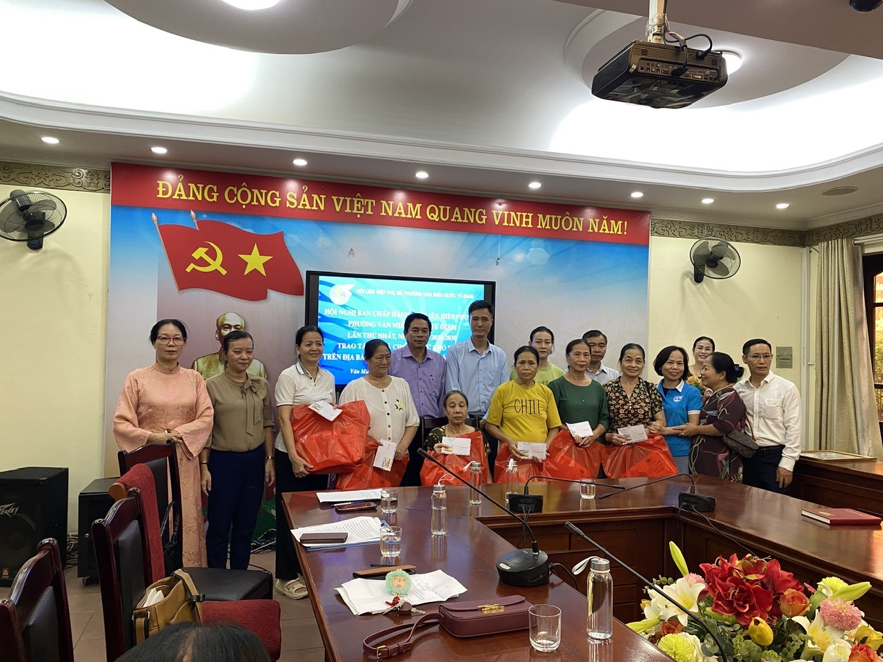 Hội LHPN phường Văn Miếu gắn kết cộng đồng qua chương trình trao quà phụ nữ khó khăn - ảnh 2