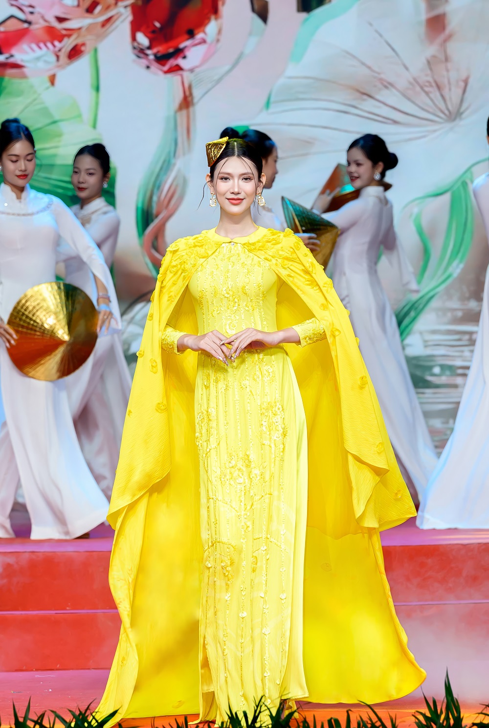 Áo dài biểu trưng cho hành trình rực rỡ - ảnh 2