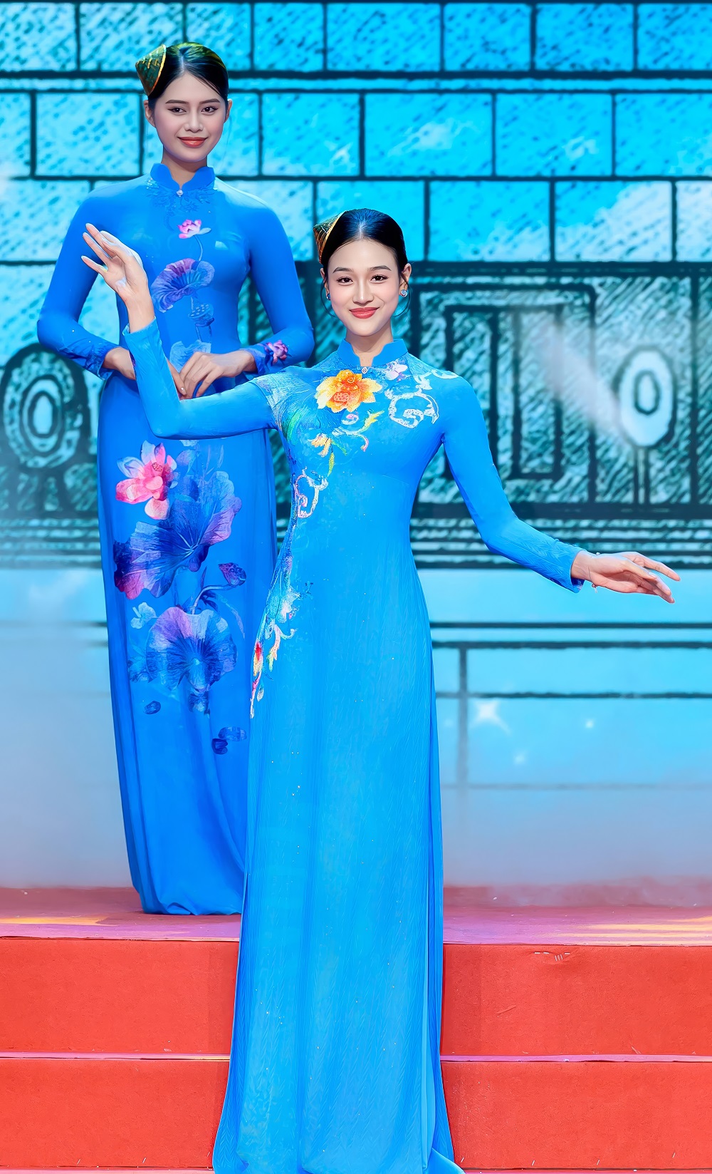 Áo dài biểu trưng cho hành trình rực rỡ - ảnh 3