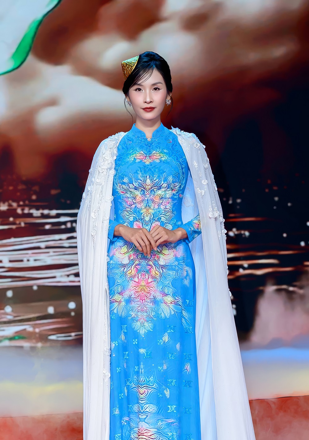 Áo dài biểu trưng cho hành trình rực rỡ - ảnh 4