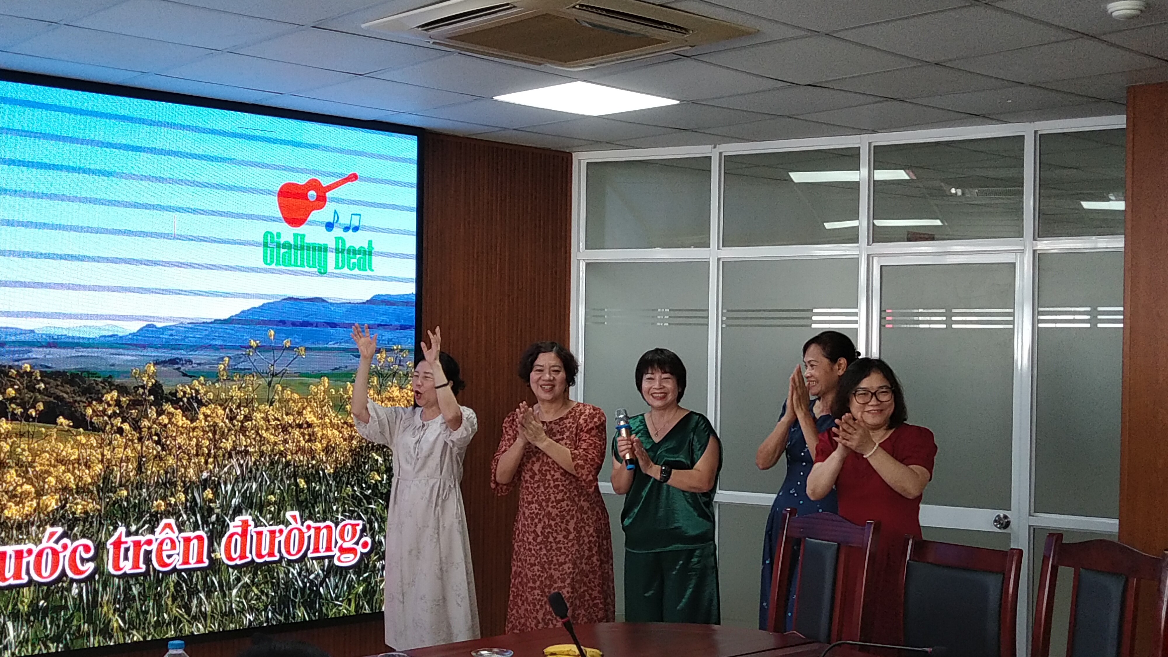 Hội LHPN Hà Nội gặp mặt cán bộ hưu trí: Tri ân và tiếp nối truyền thống - ảnh 4