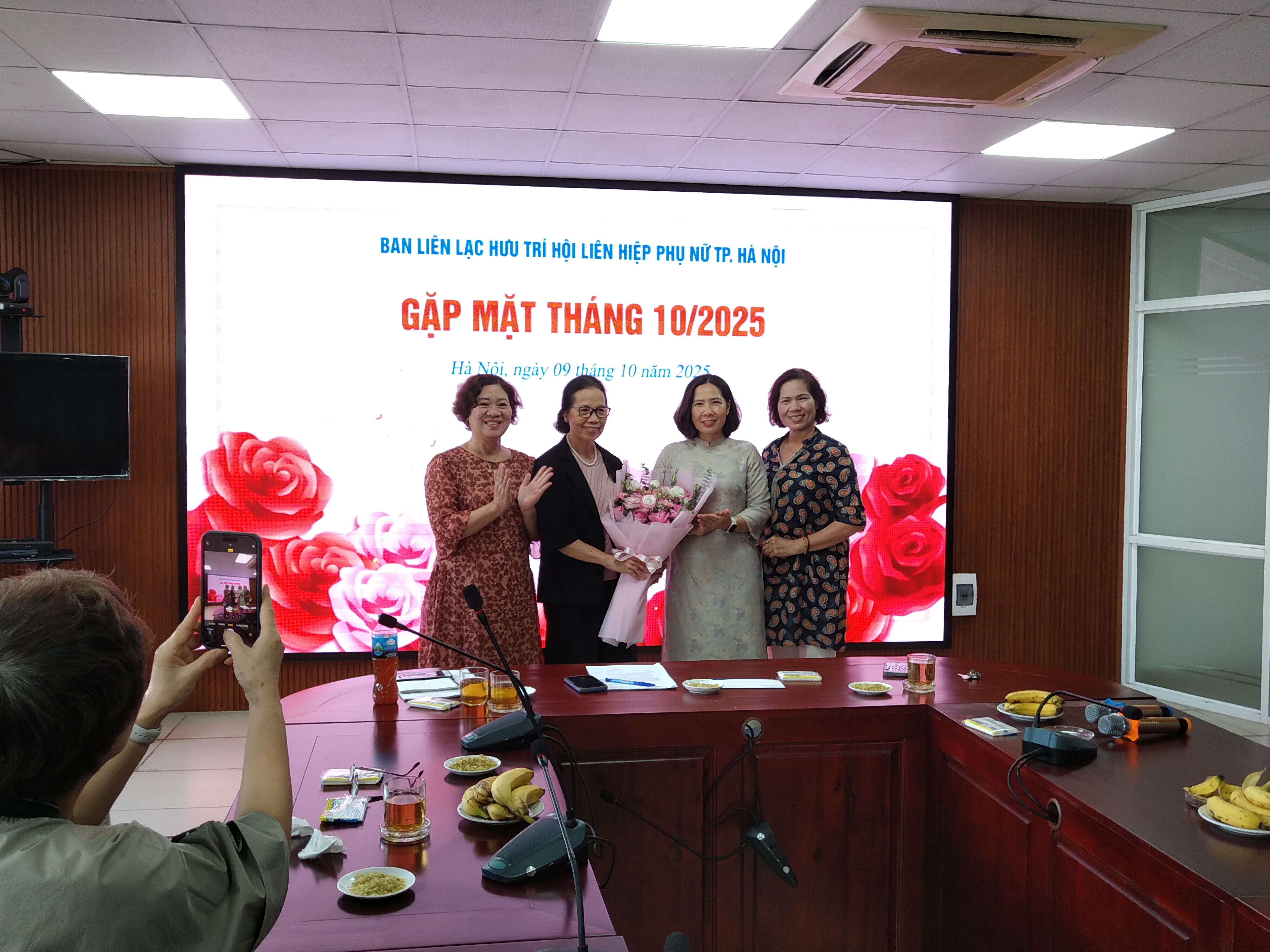 Hội LHPN Hà Nội gặp mặt cán bộ hưu trí: Tri ân và tiếp nối truyền thống - ảnh 3