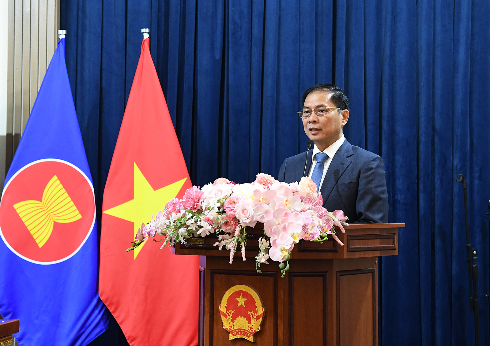 Phó Thủ tướng Bùi Thanh Sơn gặp gỡ cán bộ, nhân viên Đại sứ quán Việt Nam tại Liên bang Nga - ảnh 1