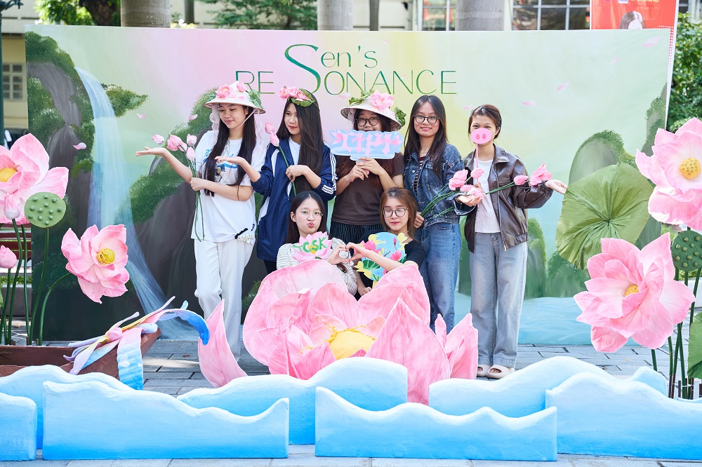 Photo booth “FPS 2025 - Sen’s Resonance”: Nơi lưu dấu những ký ức thanh xuân rực rỡ - ảnh 1