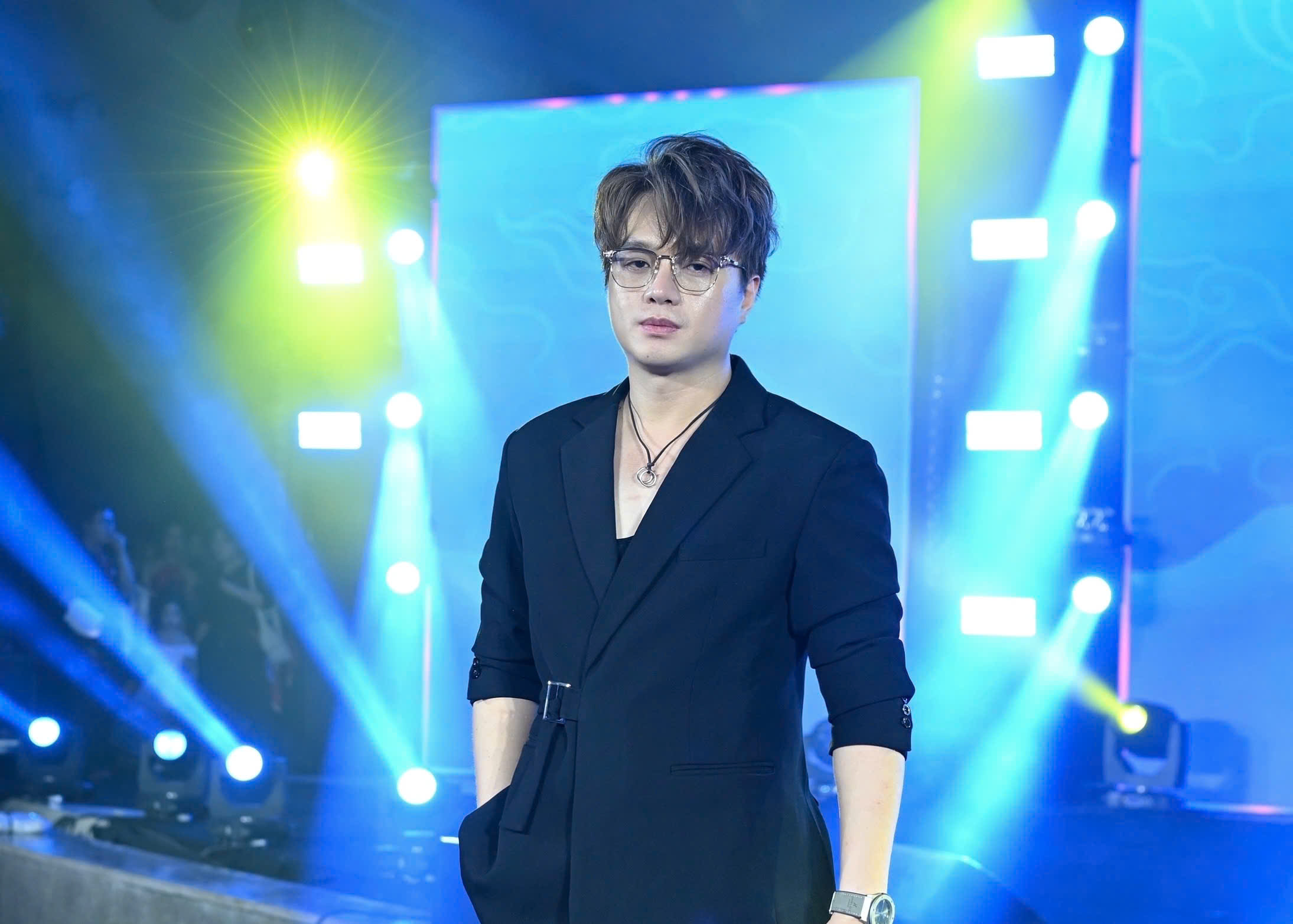 Giám đốc âm nhạc Tạ Duy Tuấn cùng dàn sao bùng nổ trong đêm concert “Moonlit Childhood” - ảnh 1