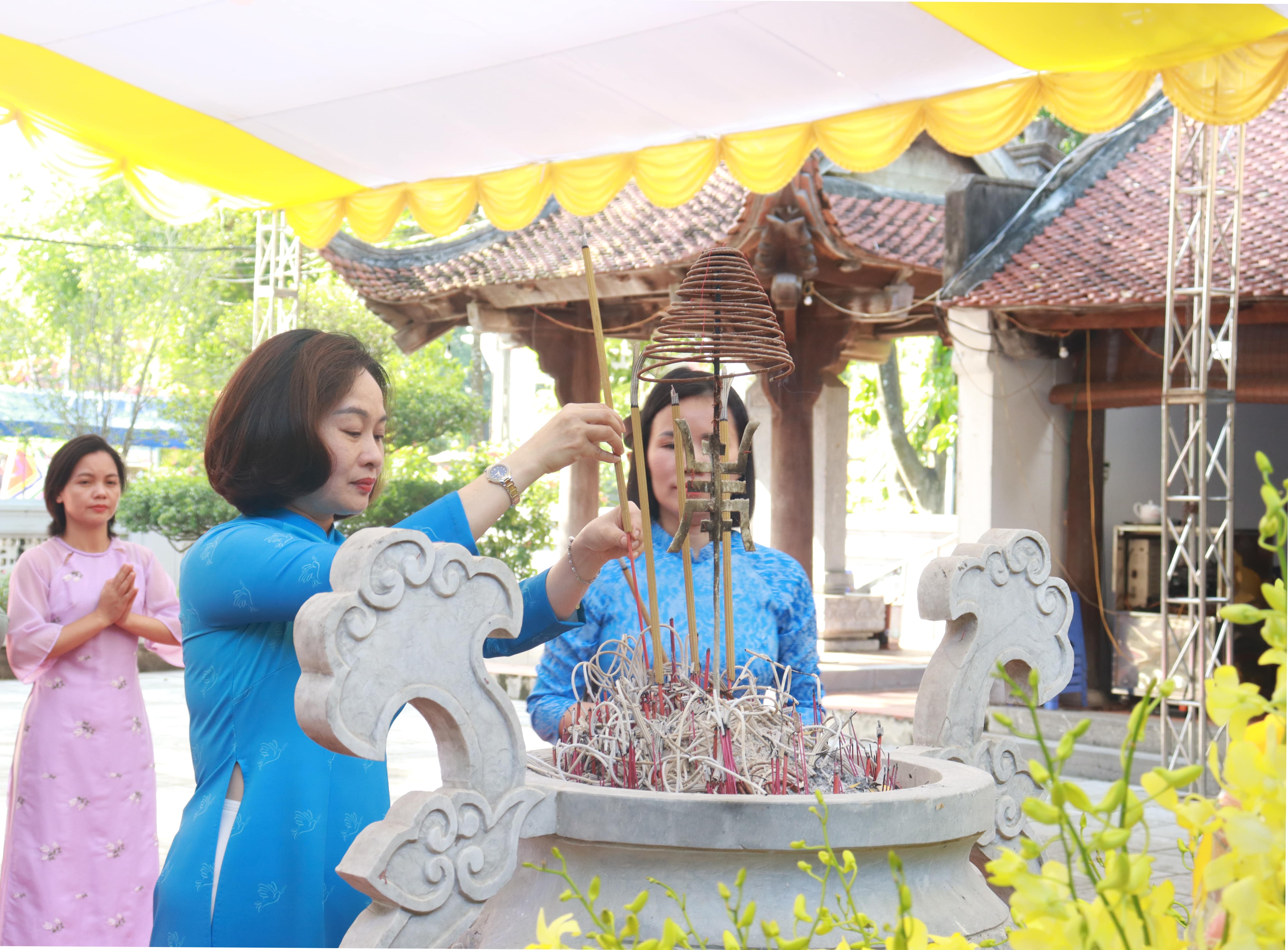 Hội LHPN Hà Nội dâng hương tại Đền Hát Môn: Tiếp nối hào khí ngàn năm - ảnh 2