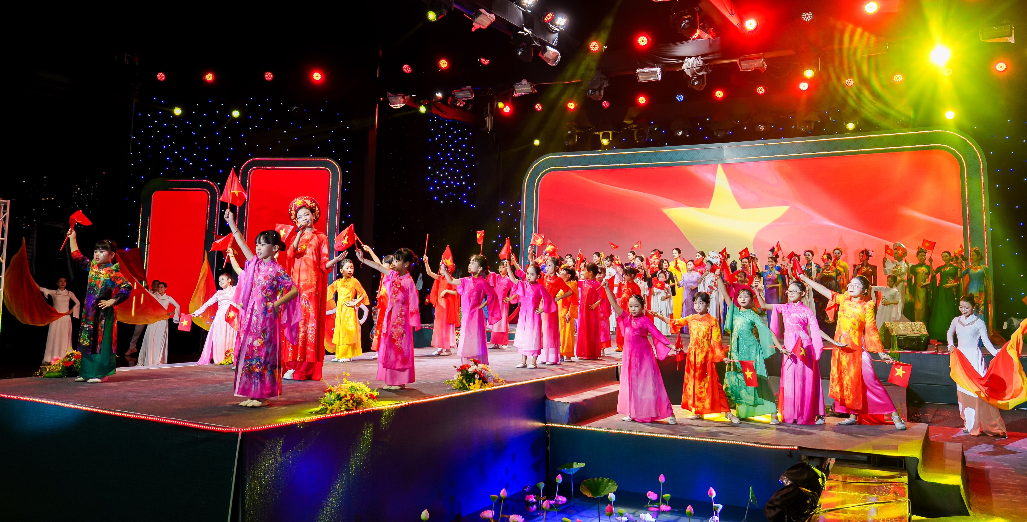 NTK Hồng Nhung kể câu chuyện Sài Gòn bên sông qua bộ sưu tập “Di sản Thành phố Hồ Chí Minh” - ảnh 4