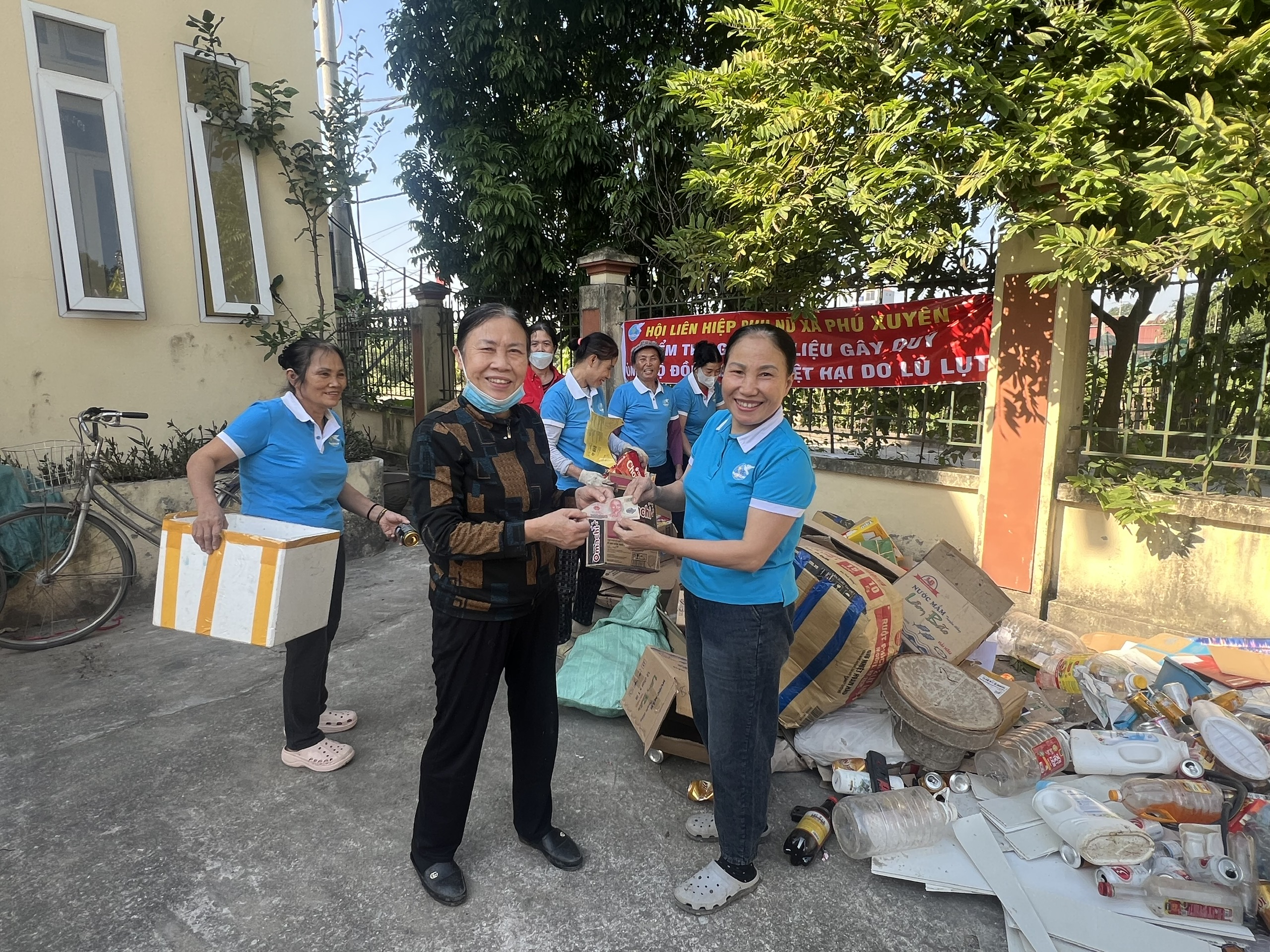 Phụ nữ Phú Xuyên chung tay hướng về đồng bào miền Trung - ảnh 6