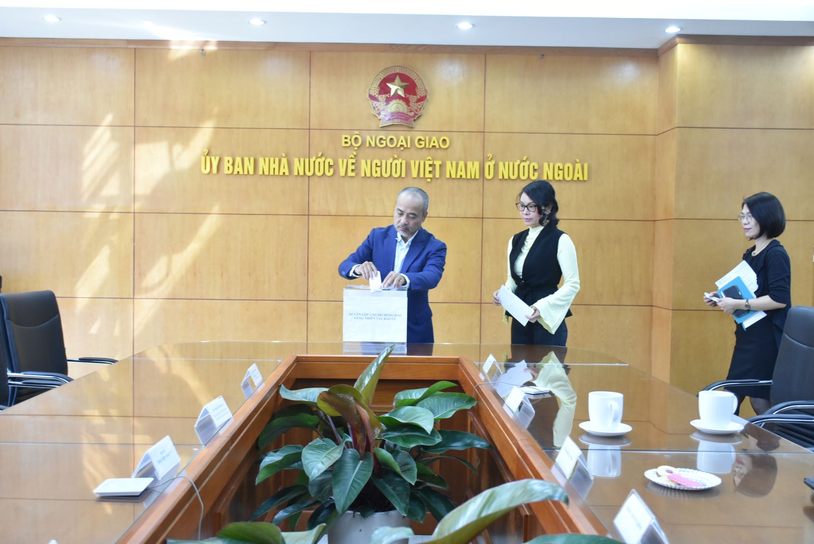 Ủy ban Nhà nước về người Việt Nam ở nước ngoài tổ chức Lễ phát động quyên góp ủng hộ đồng bào miền Trung, Tây Nguyên đang chịu thiệt hại nặng nề do mưa lũ  - ảnh 1