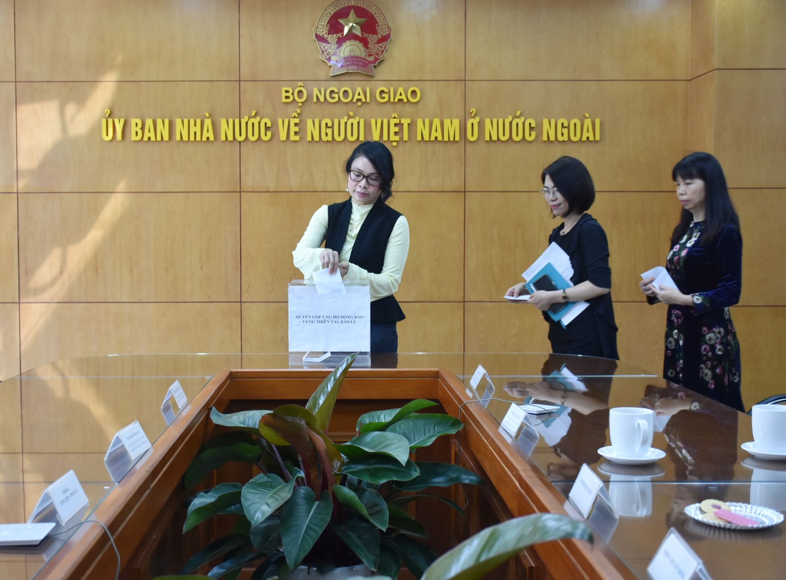 Ủy ban Nhà nước về người Việt Nam ở nước ngoài tổ chức Lễ phát động quyên góp ủng hộ đồng bào miền Trung, Tây Nguyên đang chịu thiệt hại nặng nề do mưa lũ  - ảnh 2