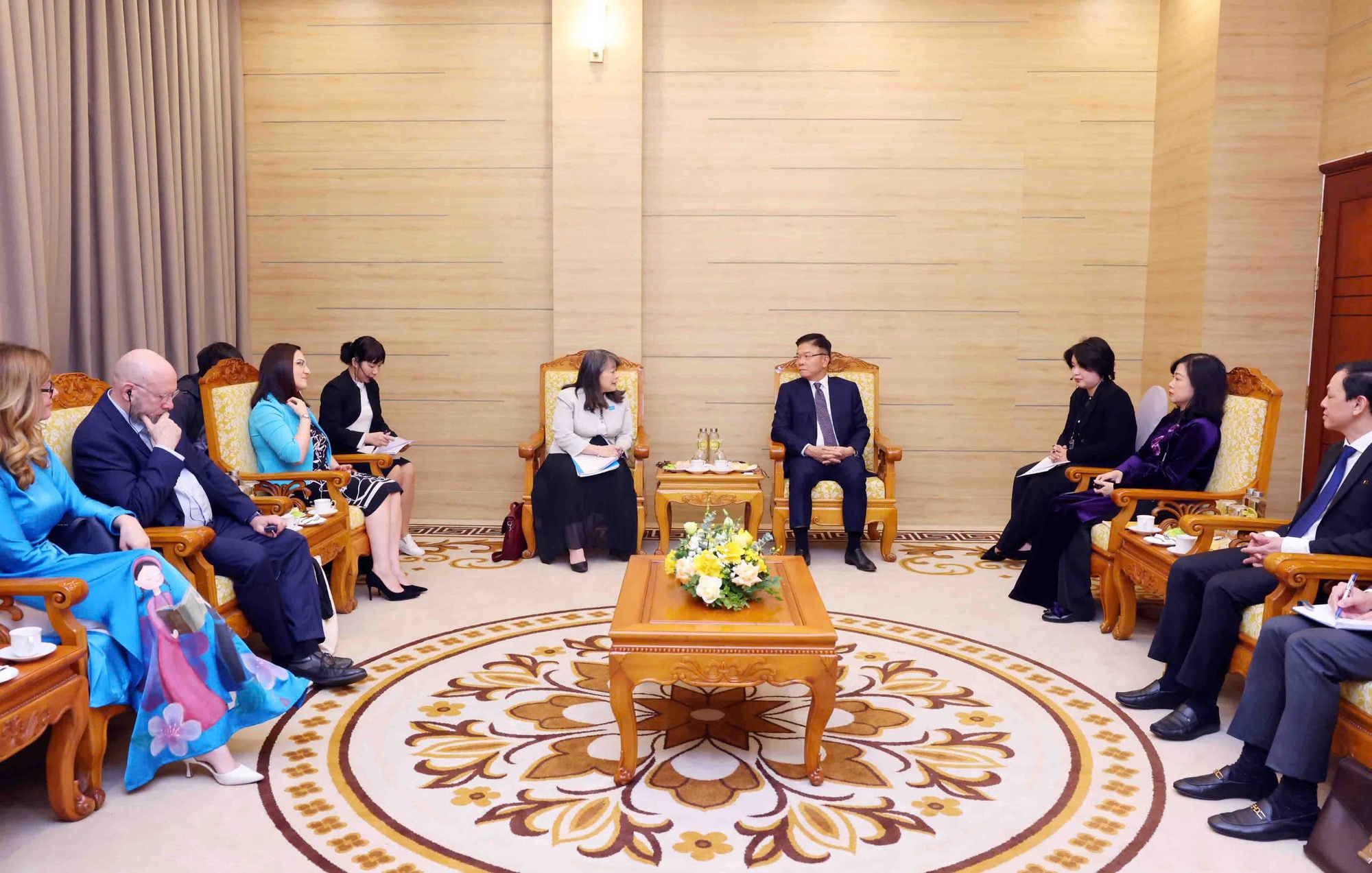 Phó Thủ tướng Lê Thành Long tiếp Giám đốc UNICEF khu vực Đông Á - Thái Bình Dương - ảnh 2