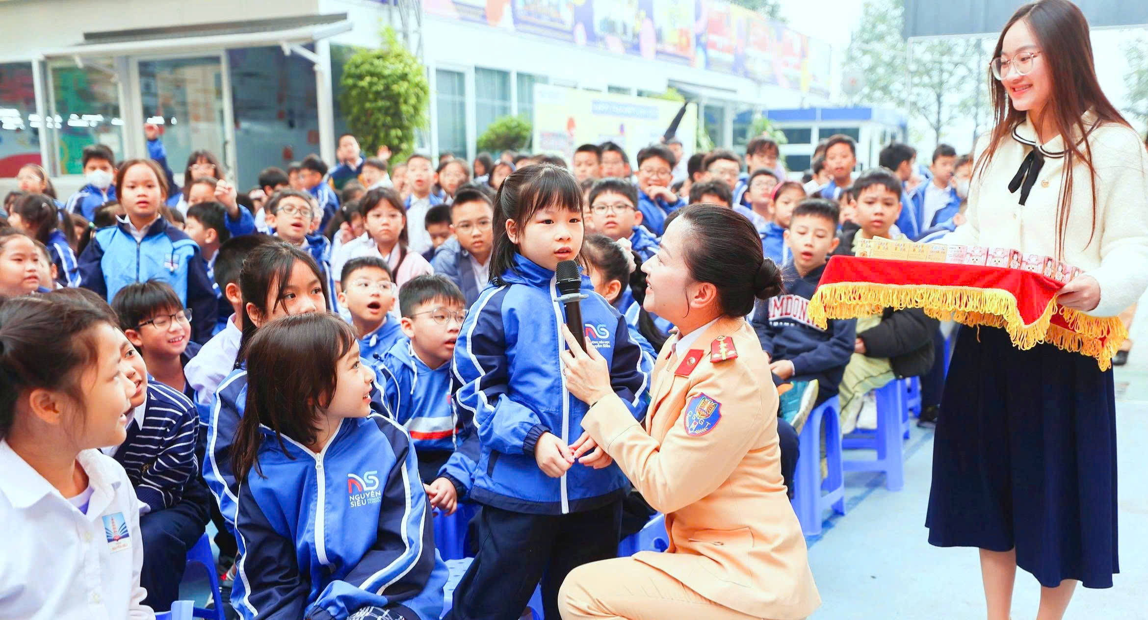 Nữ chiến sĩ CSGT Thủ đô truyền cảm hứng về an toàn giao thông  - ảnh 3