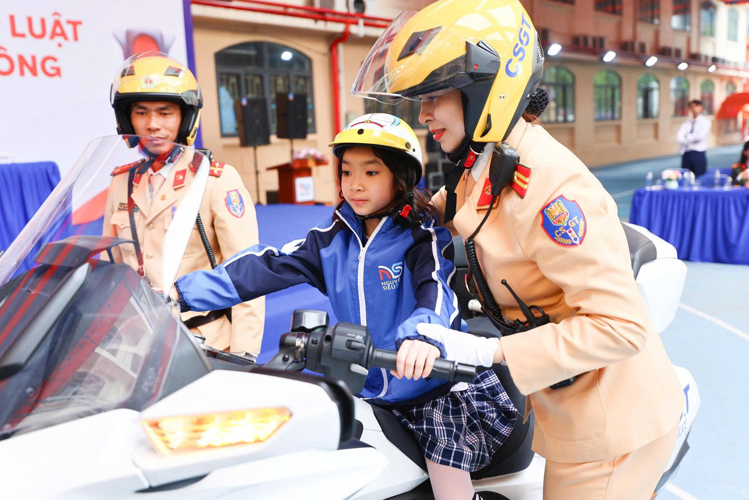 Nữ chiến sĩ CSGT Thủ đô truyền cảm hứng về an toàn giao thông  - ảnh 4