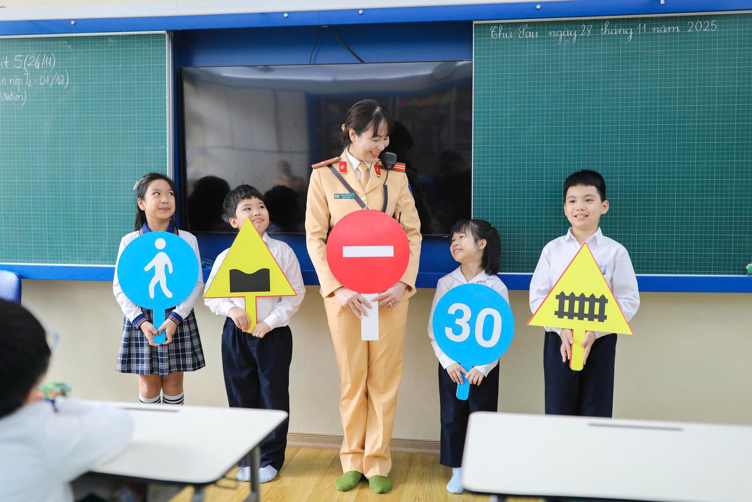 Nữ chiến sĩ CSGT Thủ đô truyền cảm hứng về an toàn giao thông  - ảnh 5