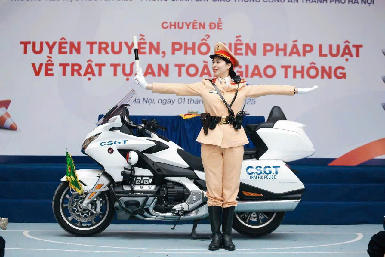 Nữ chiến sĩ CSGT Thủ đô truyền cảm hứng về an toàn giao thông  - ảnh 1