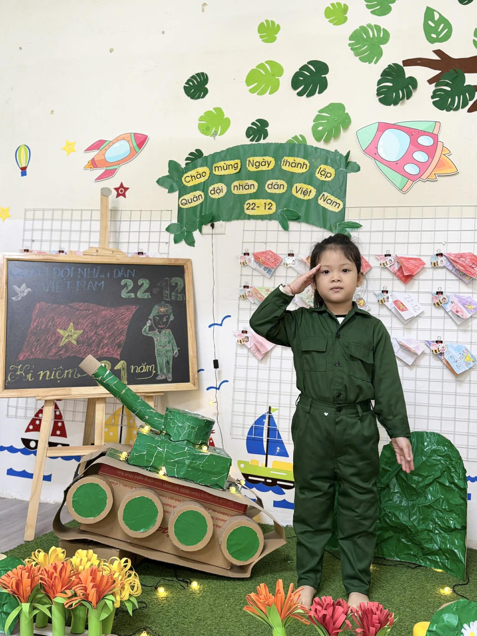 Em tập làm chú bộ đội - ảnh 1