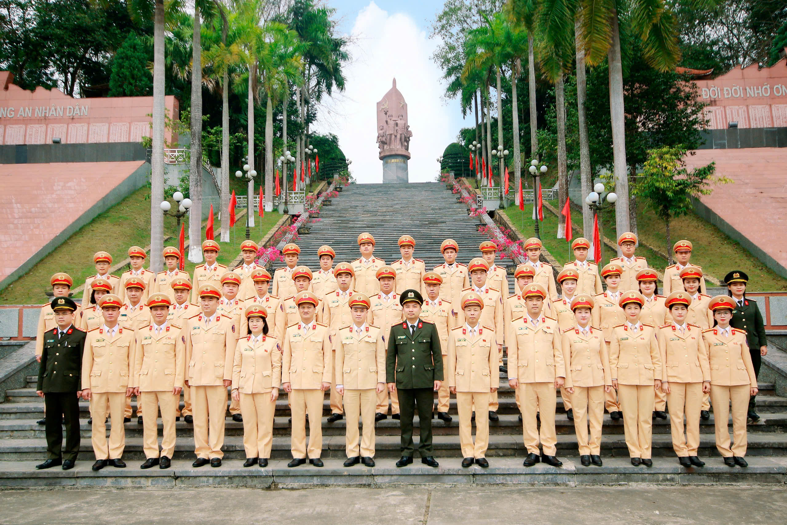 Phòng CSGT Hà Nội tổ chức hoạt động “Về nguồn – giáo dục truyền thống – chung sức cùng cộng đồng” tại Tuyên Quang - ảnh 2